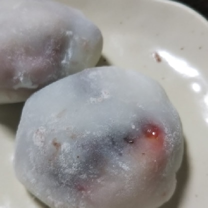 初めての和菓子。白玉粉で簡単にお餅が出来ました。練りあんがスーパーになかったので、ゆで小豆にしたら、柔らかすぎて包み難かった。次回は練りあんで再挑戦します！